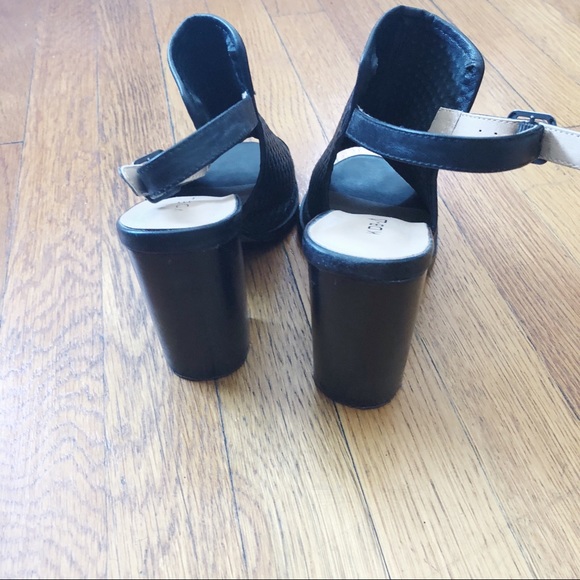 Kelsi Dagger Black Open Toe Block Heels - Picture 3 of 3